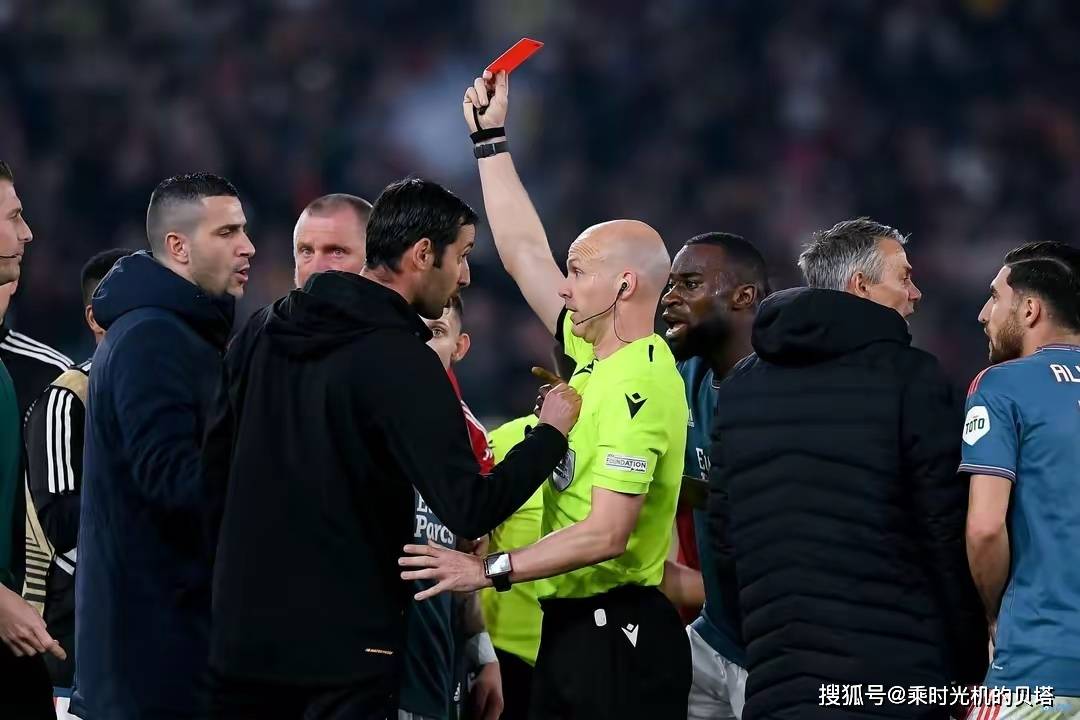 窗口期费耶诺德备战意大利杯，防线松动细节曝光，更衣室稳定，更衣室氛围转暖的简单介绍