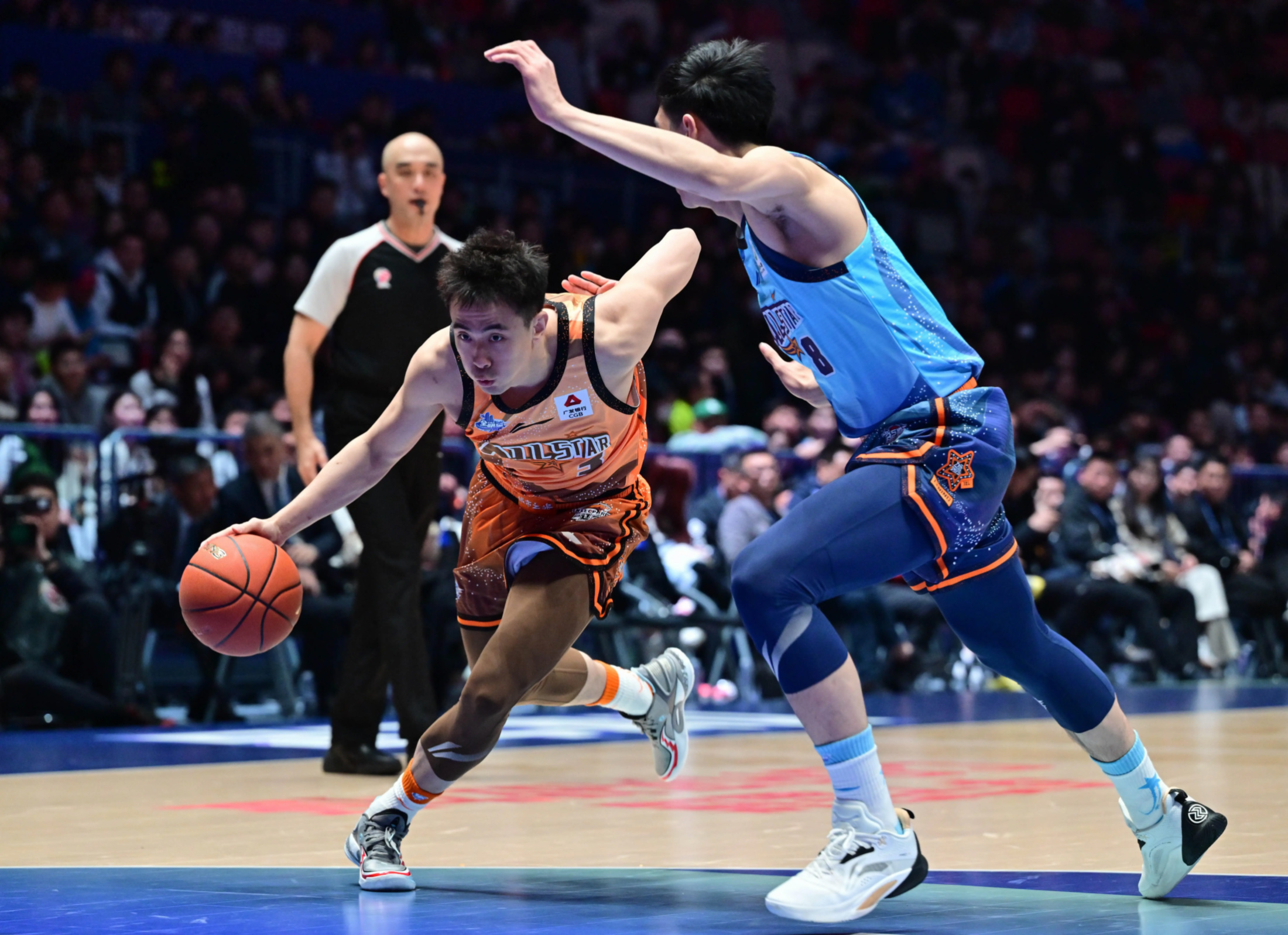 包含赛地聚焦——德甲窗口期热度飙升；深圳男篮门线救险；更衣室稳定；轮换策略成焦点的词条