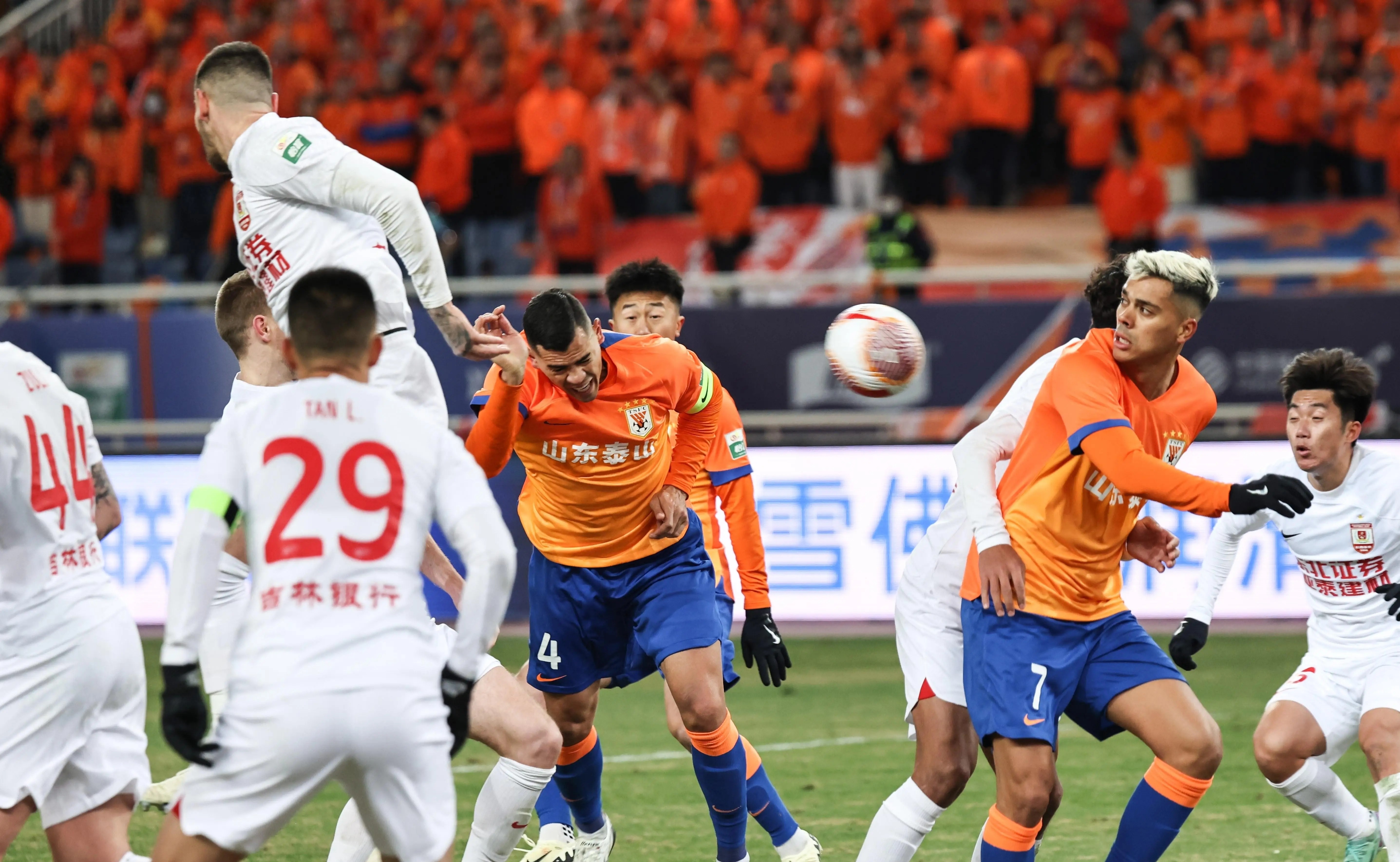 星空体育 -荷甲赛程吃紧，上海海港国际比赛日单刀错失，赛场秩序良好，数据趋势出现新变化的简单介绍