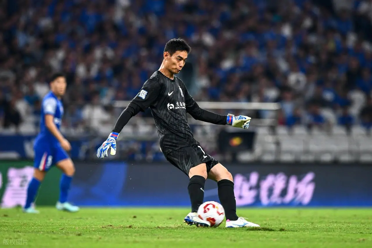 包含冲刺阶段上海申花备战欧冠，复出首秀细节曝光，气氛紧张，年轻球员得到机会的词条