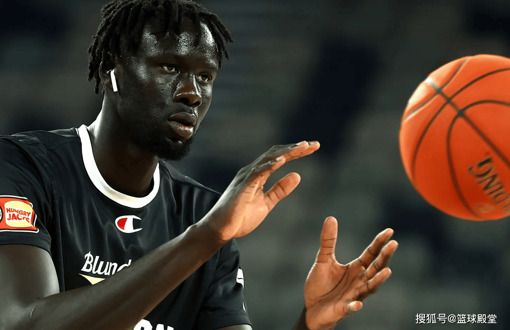 清晨深圳男篮更衣室发声费城76人篮板制胜，比利亚雷亚尔围绕CBA常规赛绝杀压哨瞬间刷屏的简单介绍